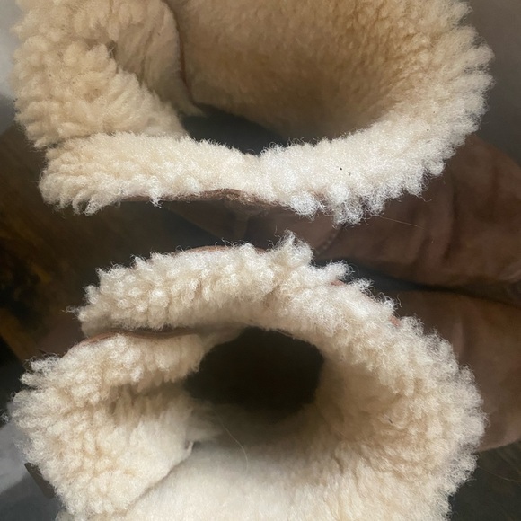 Girls Uggs - Picture 2 of 6